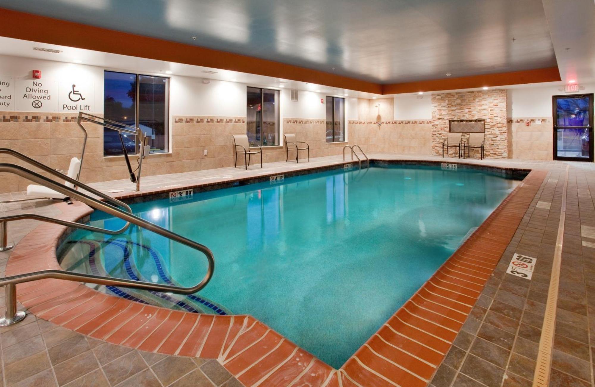 Holiday Inn Express & Suites St Louis Airport By Ihg Woodson Terrace Eksteriør billede